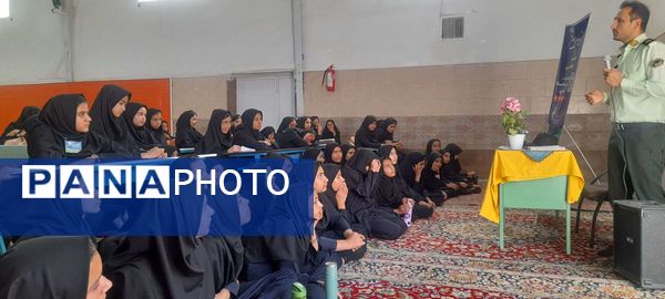  گرامیداشت هفته نیروی انتظامی در آموزشگاه مرحوم پاکدل خلیل آباد 