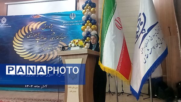 دختران شاهد قفلی خلاقیت خود را در نمایشگاه پژوهش به نمایش گذاشتند