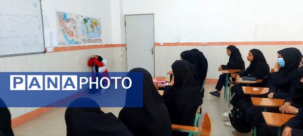 گرامیداشت هفته پدافند غیر عامل در دبیرستان نمونه دولتی برکت خاتم