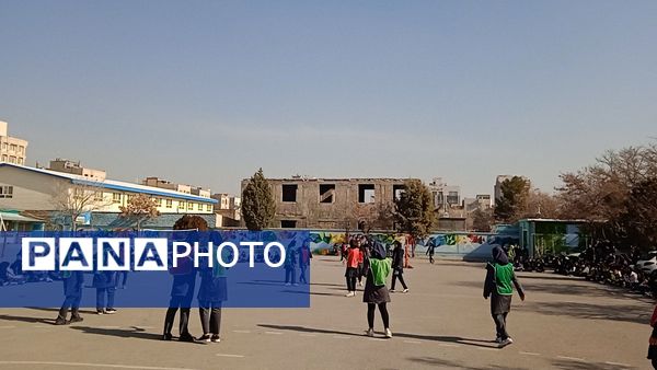 مسابقه هندبال به‌مناسبت دهه فجر در دبیرستان صدیقه 2 