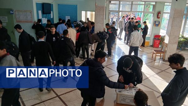 برگزاری بیست‌وهشتمین دوره شورای دانش‌آموزی دبیرستان نمونه دولتی معلم شهرستان ساوجبلاغ