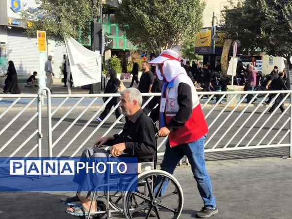 خدمت جوانان هلال‌احمر همدان به زائران رضوی در طرح ملی «قدم به قدم در مسیر بهشت»