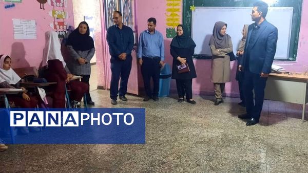 بازدید مدیر آموزش و پرورش حاجی آباد از دبستان استقلال