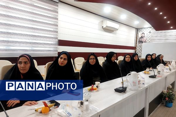 تقدیر از بانوان شاغل در اداره آموزش و پرورش کهریزک 