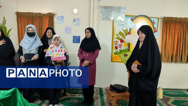 تقدیر از دانش آموزان فعال و تکریم همسر و فرزندان شهدای دبستان شاهد حاج تقی آقا بزرگ مشهد