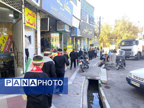 حماسه آفرینی پیشتازان دبستان شهید پسندیده فدافن در راهپیمایی ۱۳ آبان کاشمر