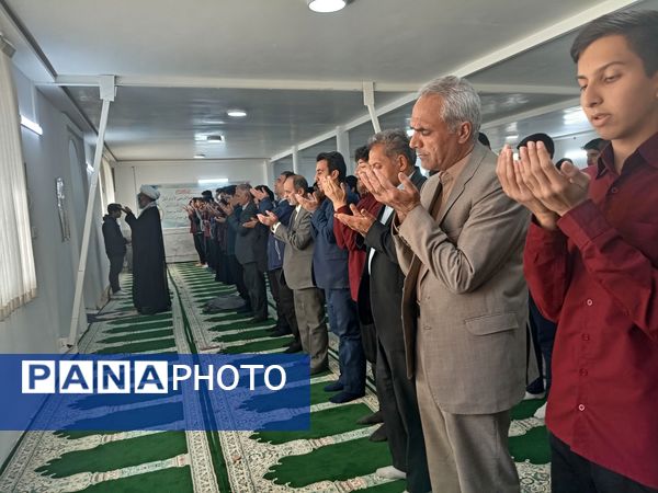 اقامه نماز جماعت به امامت امام جمعه کاشمر در دبیرستان نمونه آیت الله خامنه‌ای 