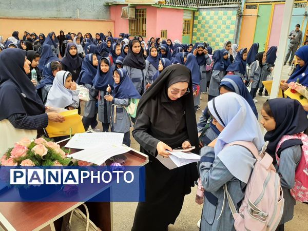 زنگ نیایش همراه با بهار علم و دانش در مدرسه شهید جواهری دو