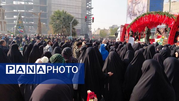 تشییع پیکر شهدای گمنام در دستان مردم کرج