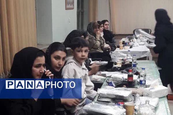 برگزاری مراسم افطار و طعام در دبیرستان فتح المبین ناحیه دو شهرری 