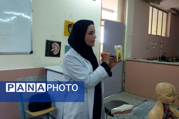 برگزاری کارگاه کار با میکروسکوپ در پژوهش‌سرای دانش‌آموزی بو‌علی سینای ملارد