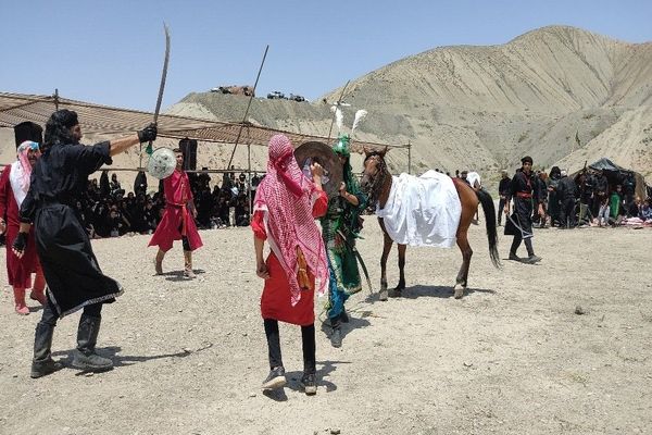 تعزیه خوانی در روز عاشورای حسینی در گلزار شهدای بار 