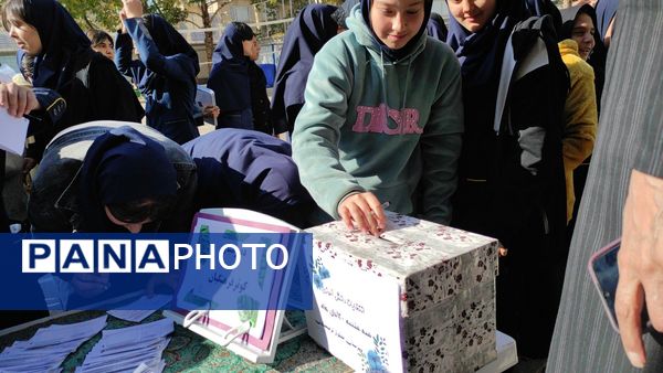 انتخابات شورای دانش آموزی در دبیرستان کوثر فرهنگیان 