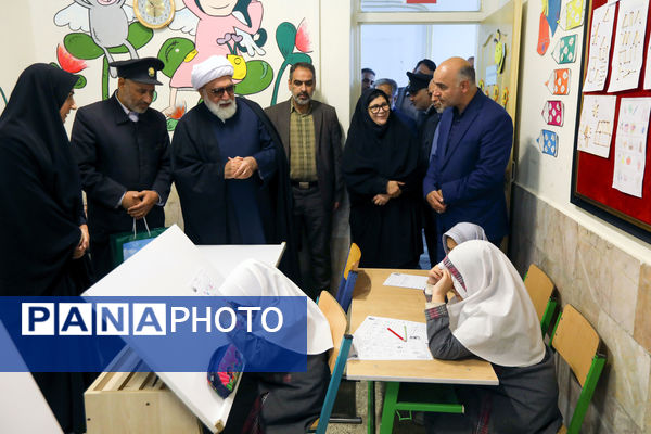حضور تولیت آستان قدس رضوی در جمع دانش‌آموزان با آسیب بینایی مشهد