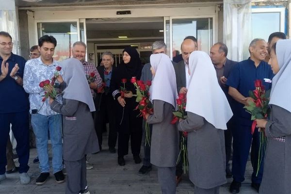 قدردانی پیشتازان دبستان شهید نجفی فدافن از پرستاران بیمارستان حضرت ابوالفضل 