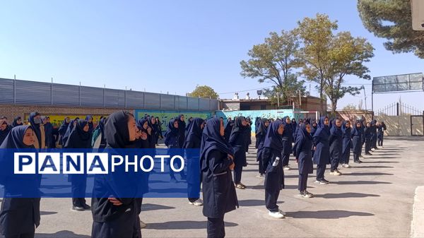 تقدیر از برگزیدگان مسابقات قرآن، عترت و نماز در دبیرستان حضرت سکینه