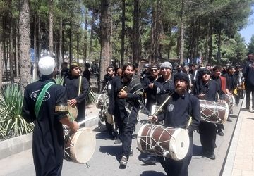 جاماندگان اربعین در راهپیمایی حرم تا حرم نیشابور شرکت کردند 