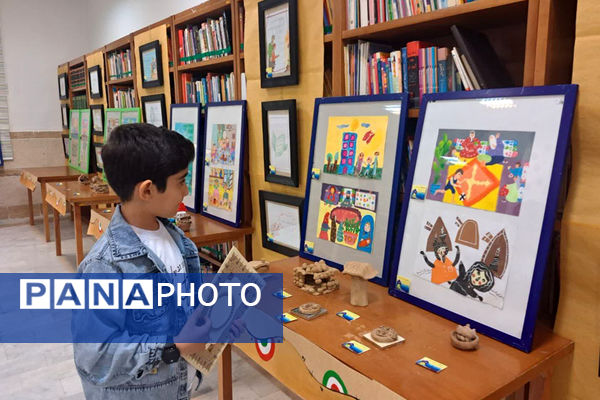 نمایشگاه آثار فرهنگی‌هنری جشنواره «زیر سقف خانه» در قم