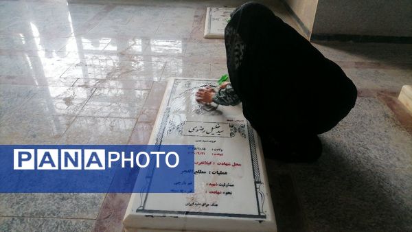 نمایشگاه شهدایی وروایتگری راوی دفاع مقدس در گلزار شهدای شهر بار نیشابور 