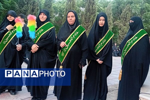 مراسم عزاداری حسینی با حضور خادمین و پرچم کربلا در بوستان فدک اصیل آباد 