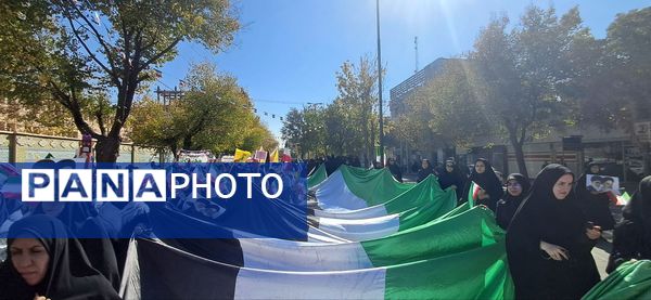 مشت هایی از نماد استواری و شجاعت 