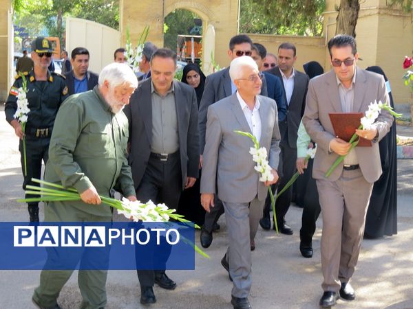 نواختن زنگ سپاس معلم در هنرستان محمودیه بجنورد