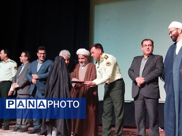 تقدیر از منتخبین مسابقه سواد سایبری در سالن سرو کاشمر