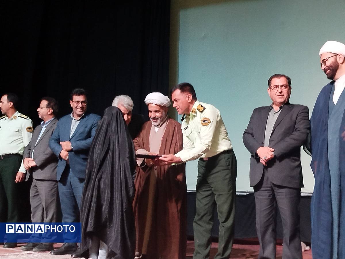 تقدیر از منتخبین مسابقه سواد سایبری در سالن سرو کاشمر