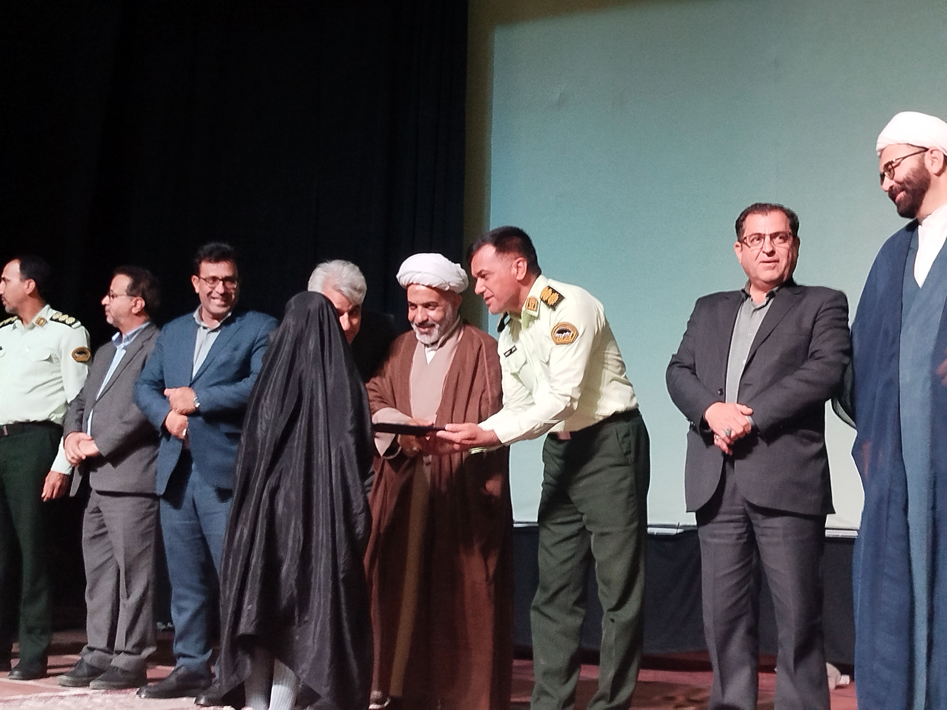 تقدیر از منتخبین مسابقه سواد سایبری در سالن سرو کاشمر