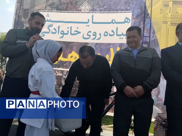 طرح پویا، شهر پویا با برگزاری  همایش پیاده روی خانوادگی در بوستان ورزش ملارد 