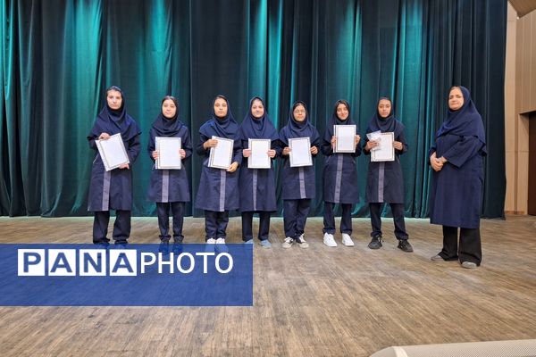 تجلیل از دانش‌آموزان رتبه‌های برتر دبیرستان پویش ناحیه 3 شیراز 
