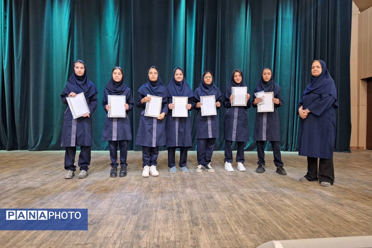 تجلیل از دانش‌آموزان رتبه‌های برتر دبیرستان پویش ناحیه 3 شیراز 