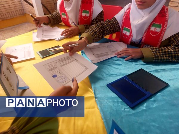 برگزاری انتخابات شورای دانش‌آموزی در مدرسه حضرت معصومه(س) حاجی‌آباد