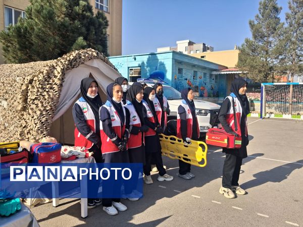 گرامیداشت پدافند غیرعامل با حضور مسئولان شهرستان در دبیرستان وکیلی ۹