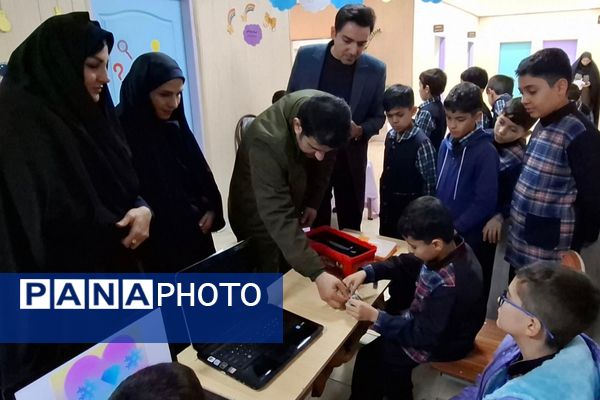 بازدید کارشناس پژوهش ناحیه دو شهرری از نمایشگاه پژوهش دبستان قلنبر