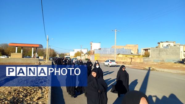 همایش پیاده‌روی خانوادگی گرامیداشت هفته بسیج در شهرستان سلسله 