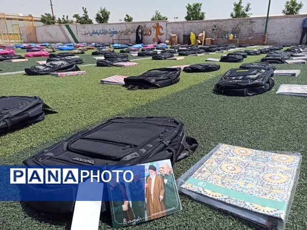 توزیع ٥٠٠ بسته کیف و لوازم التحریر میان دانش‌آموزان نیازمند در آموزش و پرورش ناحیه 3 شیراز