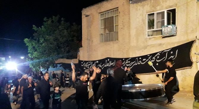 برگزاری مراسم سینه زنی در روستای حصار و فر شهرستان شازند