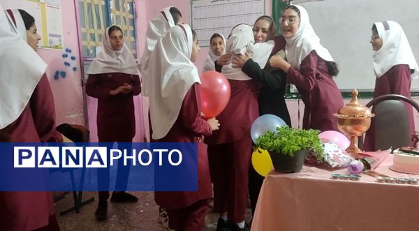 ویژه برنامه هفته معلم در دبستان استقلال حاجی آباد