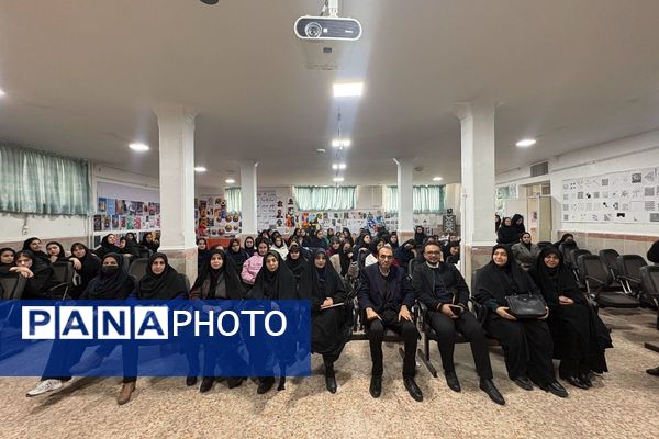 نمایشگاه دست‌سازه‌های خلاق در هنرستان تقوی‌پیشگان بهارستان۲