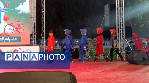 مانور ورزشی دانش آموزان در شب افتتاحیه جشنواره خانواده ورزش 