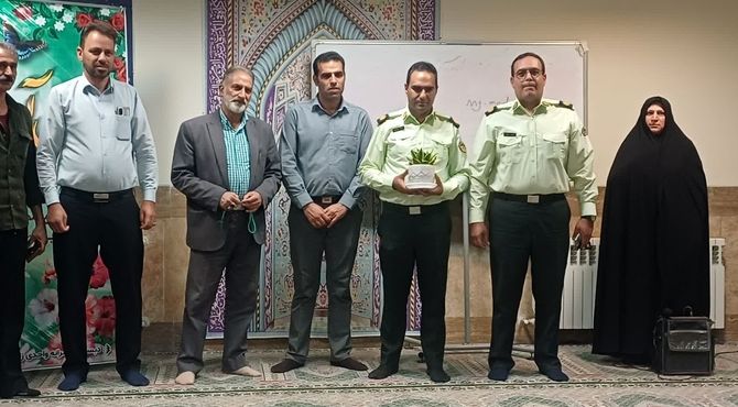 بزرگداشت هفته نیروی انتظامی در دبستان مرحوم واحدی شهرستان زارچ 
