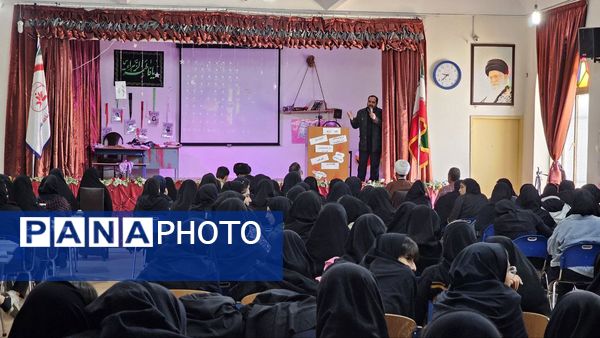 آیین گرامیداشت روز دانش‌آموز با حضور مسئولان منطقه ۱۳ در دبیرستان طلیعه شاهد