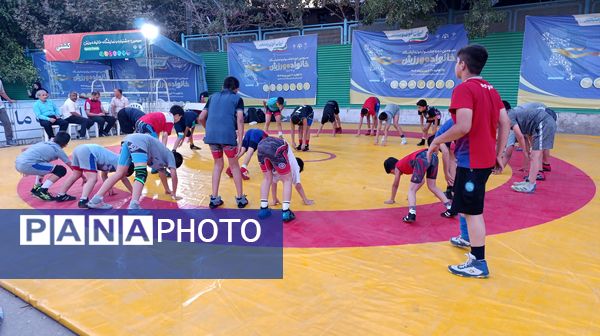 مانور ورزشی دانش آموزان در شب افتتاحیه جشنواره خانواده ورزش 
