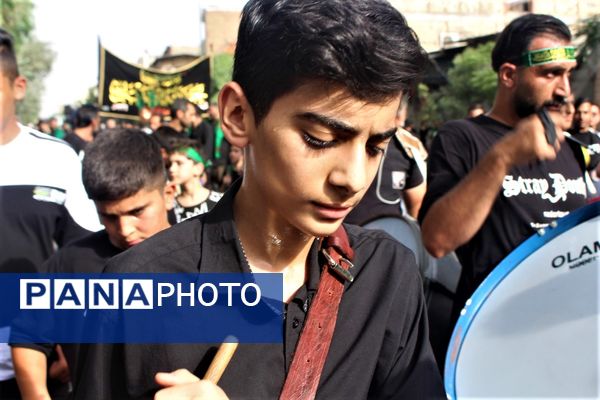 حضور پرشور کودکان قمی در دسته‌های عزاداری روز تاسوعا 