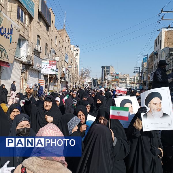 مردم غیور ملارد با حضور پرشور خود در راهپیمایی ۲۲ بهمن، ثابت کردند که همچنان پای انقلاب اسلامی ایستاده‌اند.