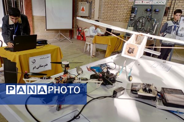 نمایشگاه دستاوردهای دانش‌آموزان هنرستان فنی حرفه‌ای‌ رباط‌کریم