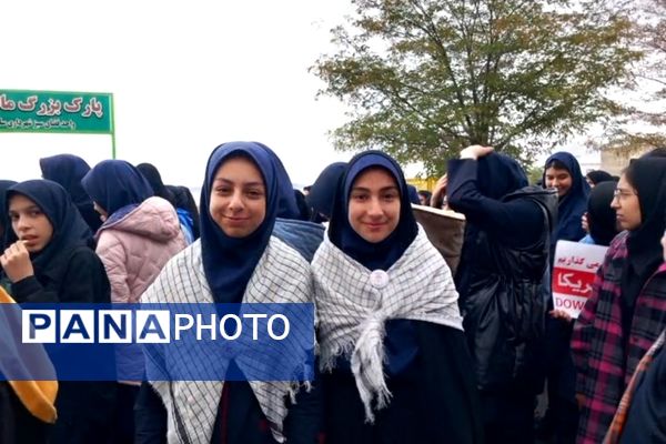 حضور دانش‌آموزان زنجانی در راهپیمایی روز ۱۳ آبان 