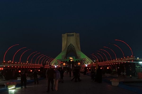 شکوه سوگ در میدان آزادی