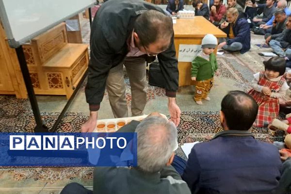 آموزش قرآن به افراد کم سواد یا بی سواد در مسجد آل یاسین 